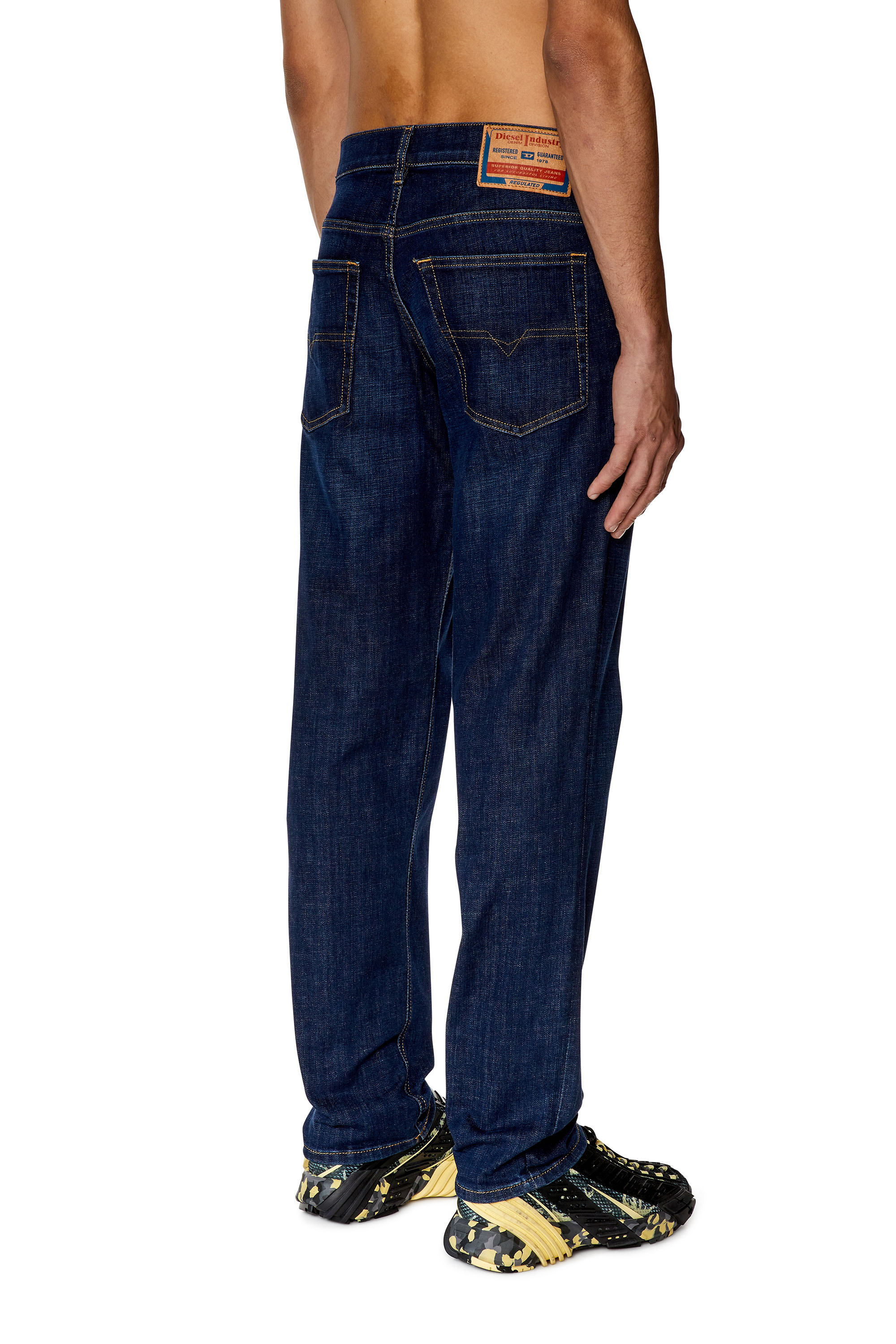 Diesel - 2023 D-Finitive 09F89 Tapered Jeans, Azul Oscuro - Image 2