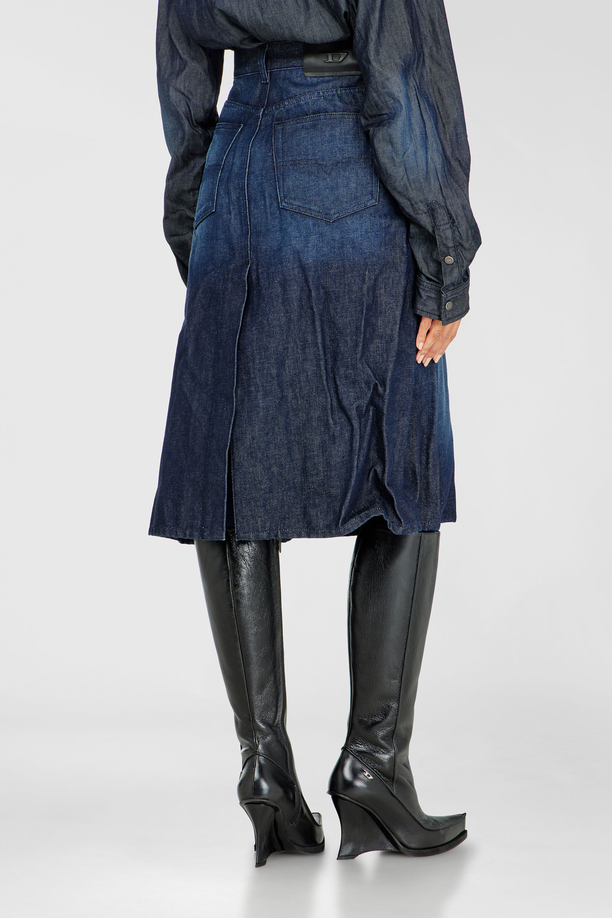 Diesel - DE-IRTI-FSJ, Falda midi de denim arrugado Mujer in Azul marino - 4