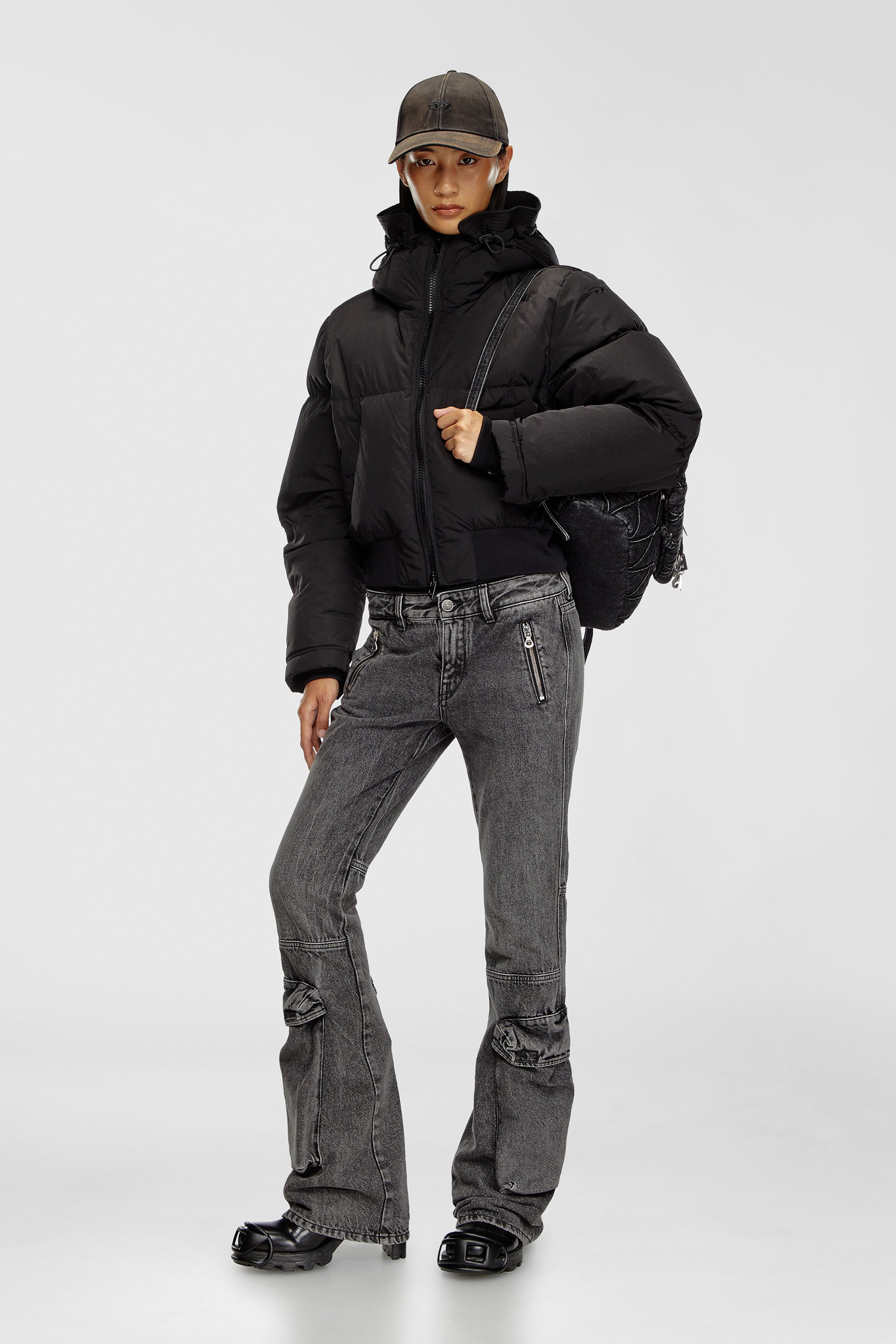 Diesel - W-PEYT-SHORT-NEW-P1, Chaqueta de plum&oacute;n con capucha de nailon arrugado Mujer in Negro - 2