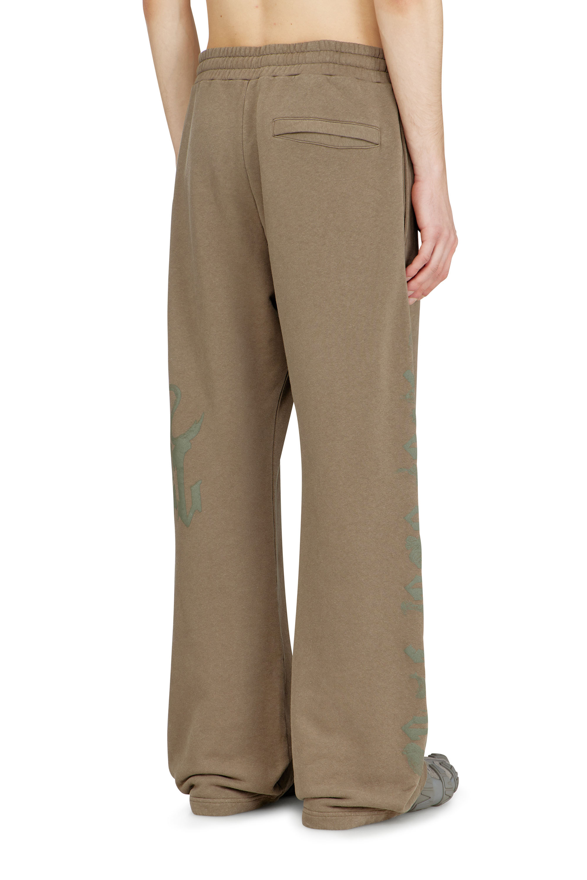 Diesel - P-GRO, Pantalones de ch&aacute;ndal tratados con estampado de logo Hombre in Marr&oacute;n - 4