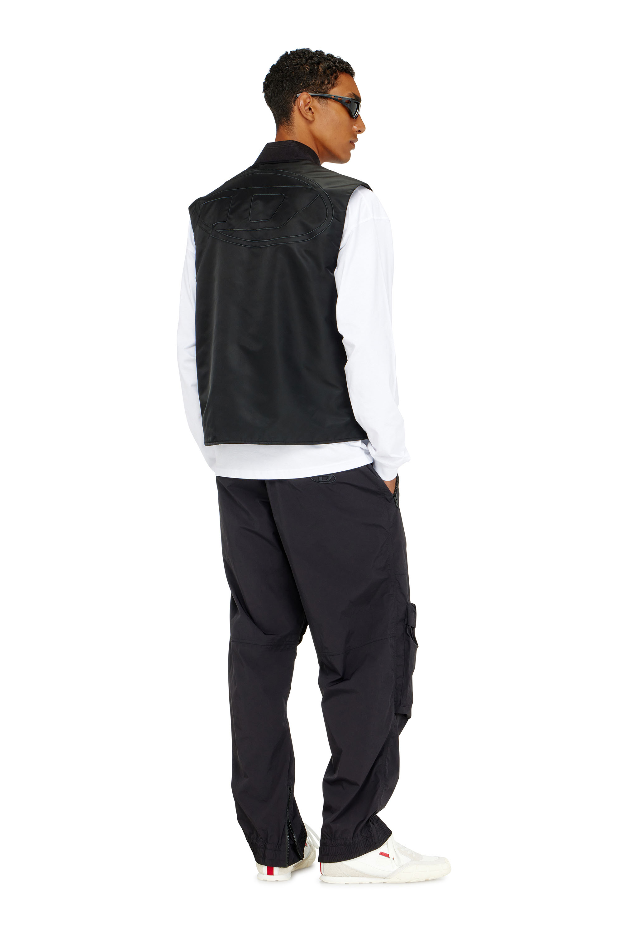 Diesel - W-TYPE-D1-SL, Chaleco acolchado de sat&eacute;n con bordado Oval D Hombre in Negro - 1