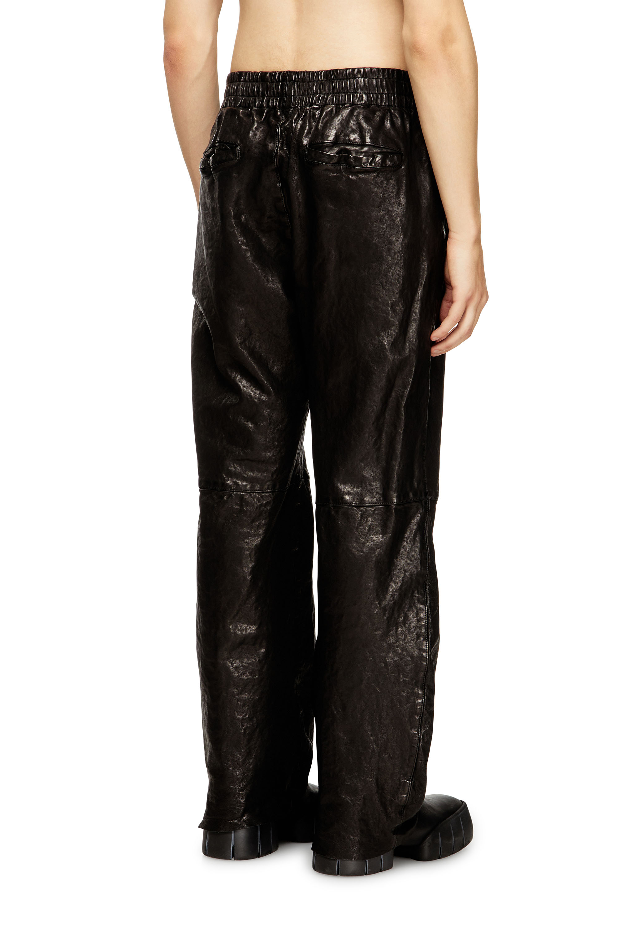 Diesel - P-BRU, Pantalones elásticos en cuero hervido Hombre in Negro - 4