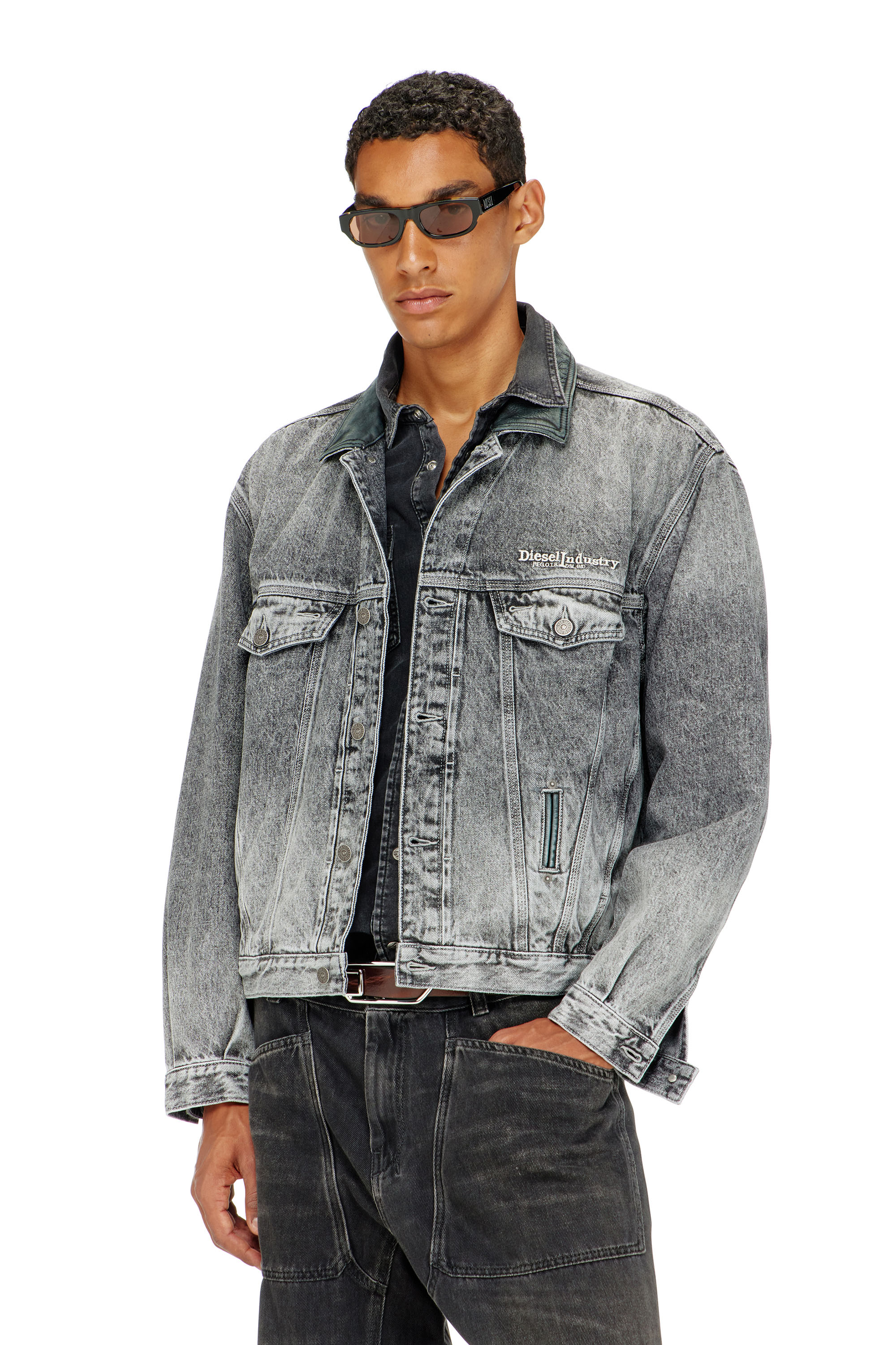 Diesel - D-DENVER-S, Chaqueta de camionero de mezclilla con adornos de cuero tono sobre tono Unisex in Gris - 3
