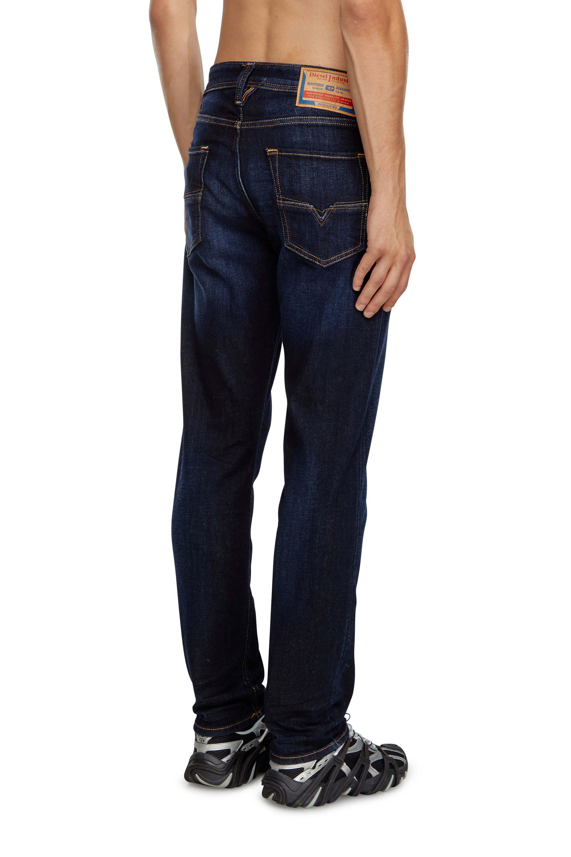 Diesel - Tapered Jeans 1986 Larkee-Beex 009ZS, Hombre Tapered Jeans - 1986 Larkee-Beex in Azul marino - Image 4