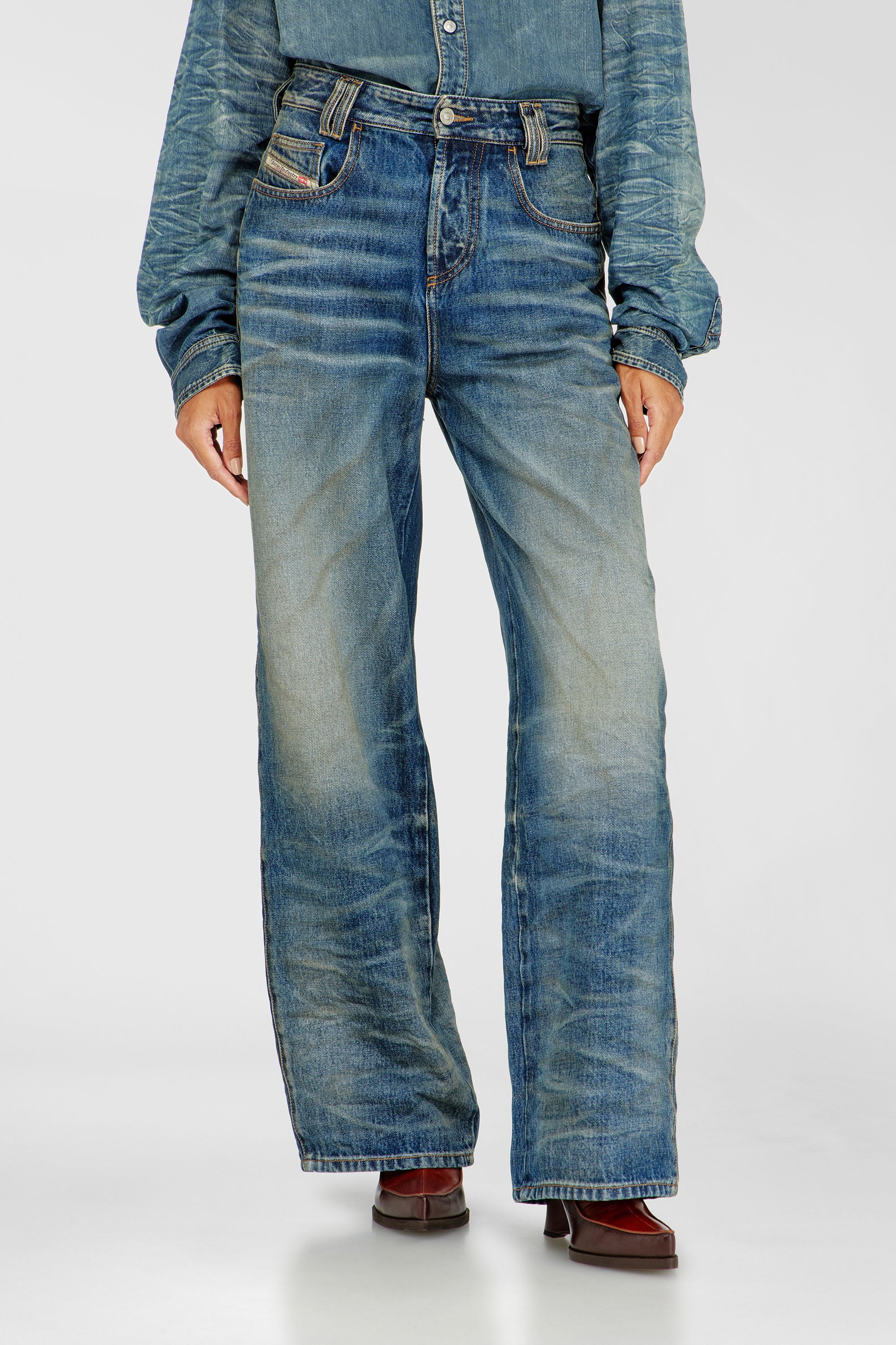 Diesel - Relaxed Jeans 1982 D-Hakou 007GC Unisex, Azul medio - 2