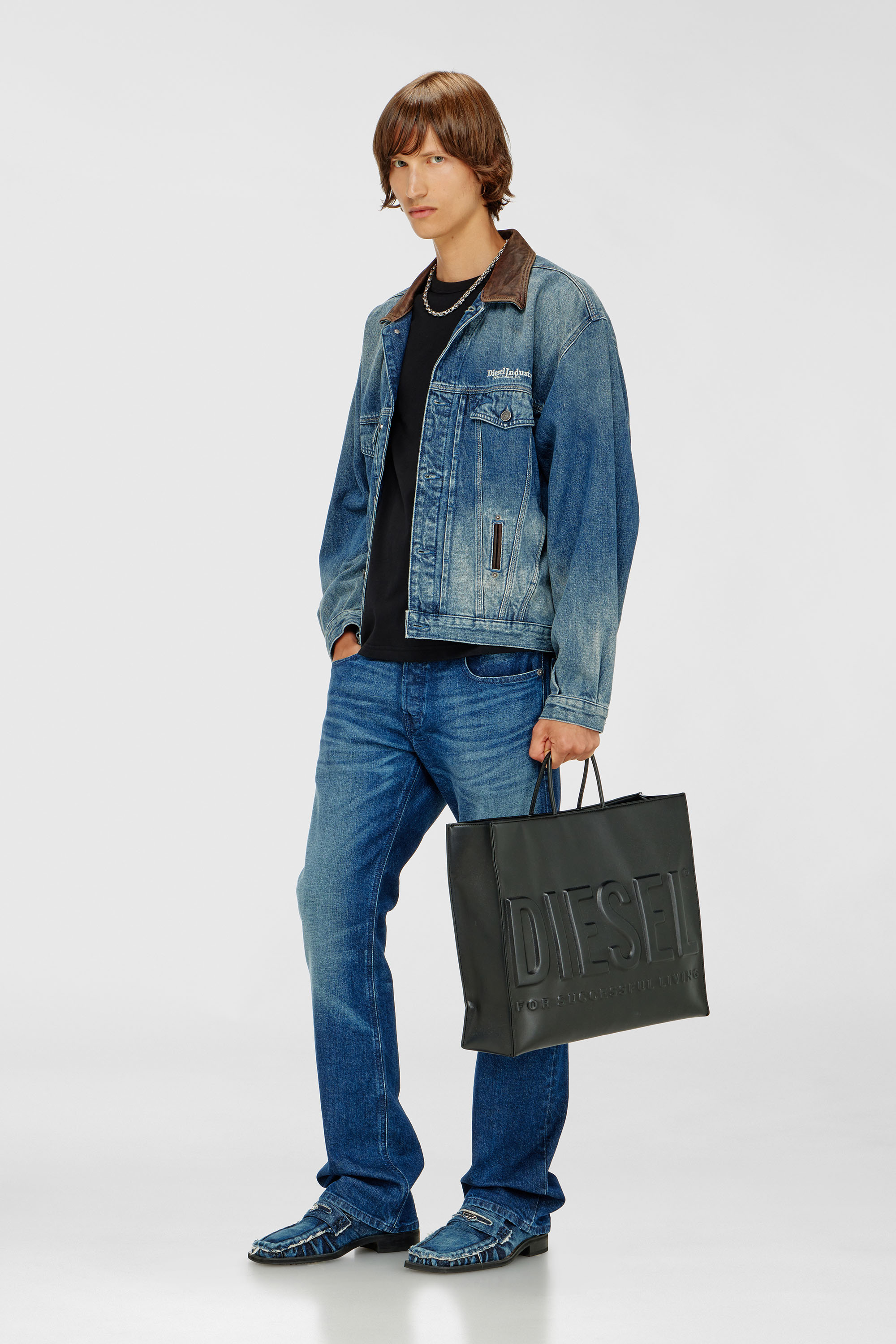 Diesel - D-DENVER-S1, Chaqueta vaquera tipo trucker con adornos de cuero en contraste Unisex in Azul marino - 2