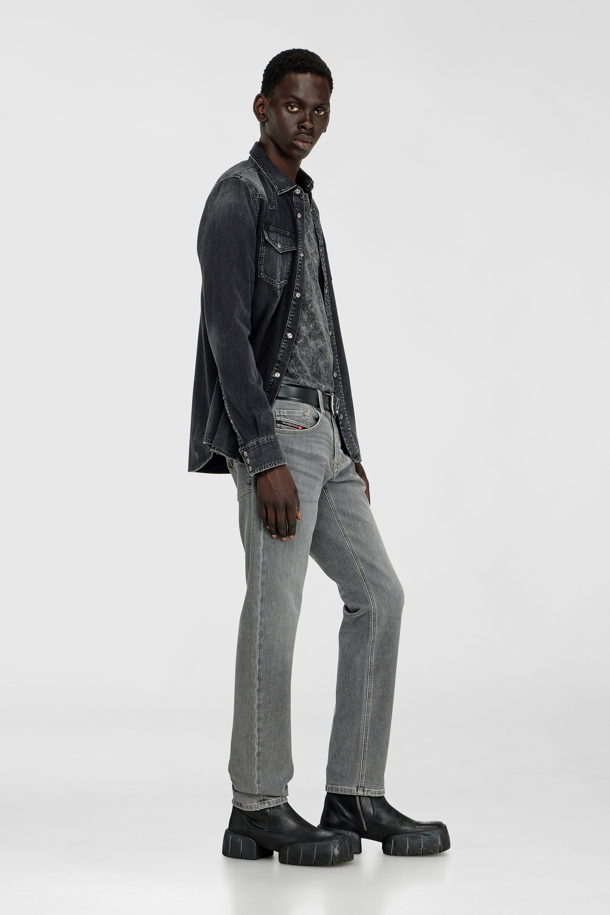 Diesel - Regular Jeans 1986 Larkee-Beex 0KBBI Hombre, Gris - 2
