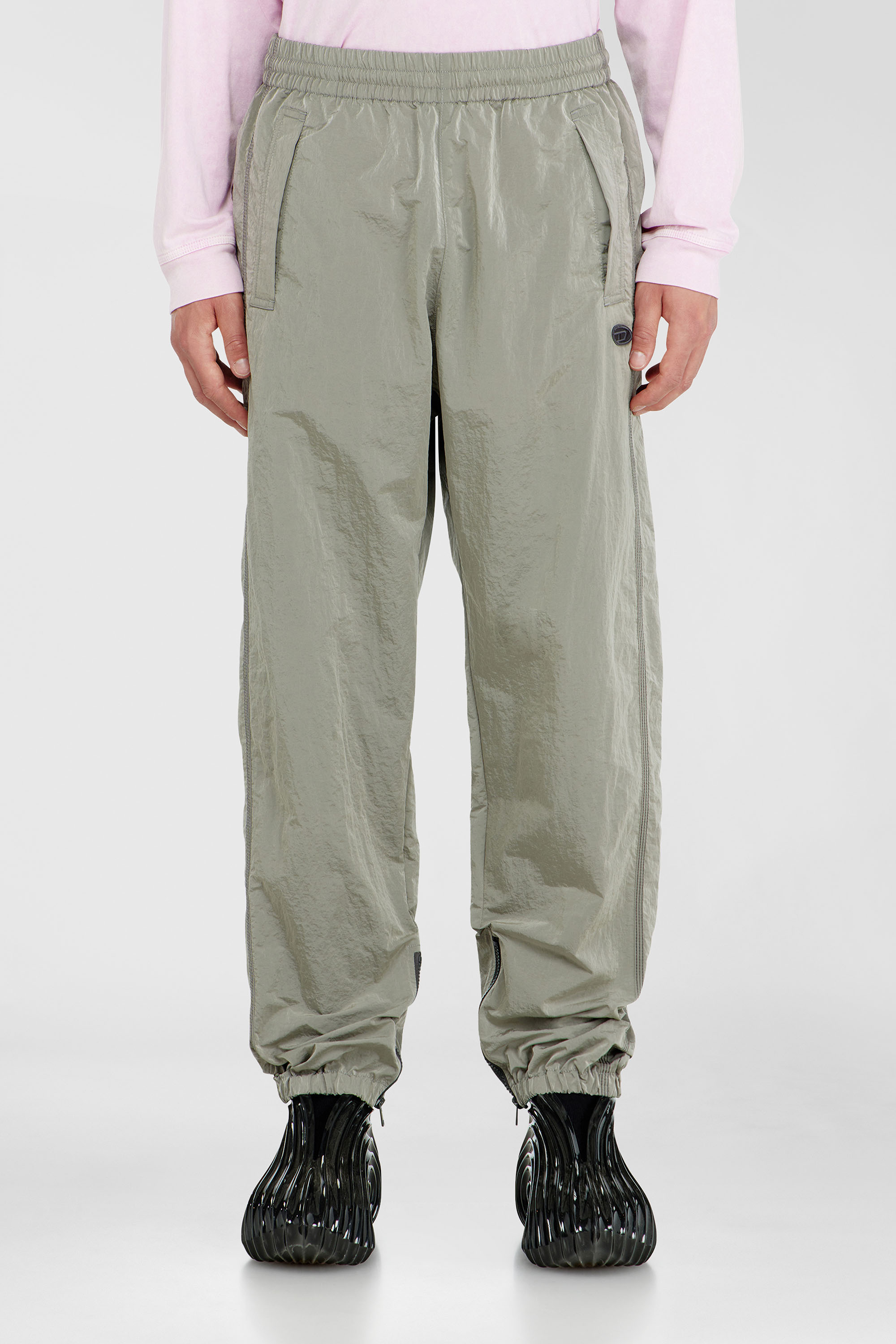 Diesel - P-ANOK, Pantal&oacute;n de nailon con efecto arrugado Hombre in Gris - 1
