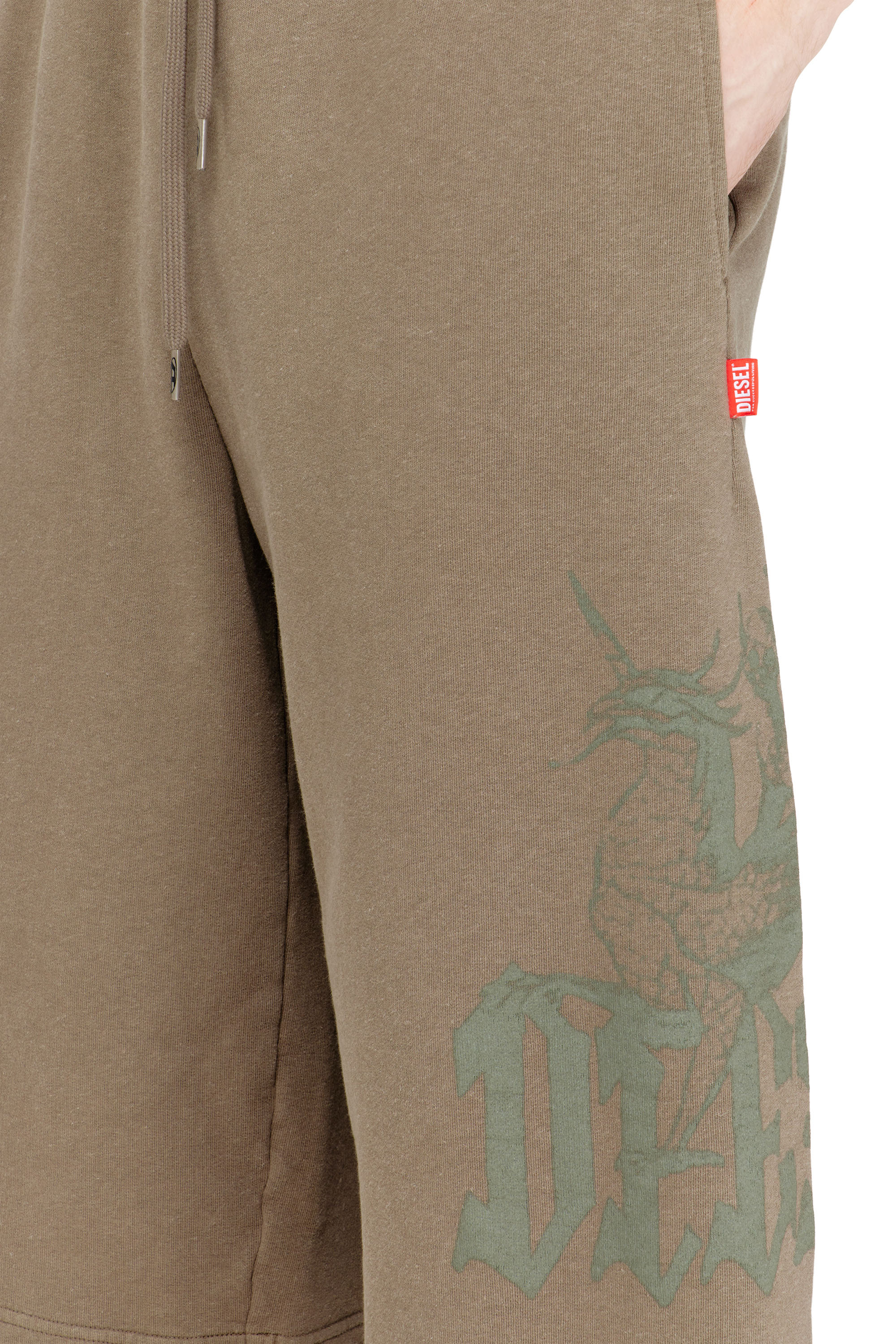 Diesel - P-FROM, Pantalones cortos holgados de ch&aacute;ndal tratados con estampado Hombre in Beige - 4