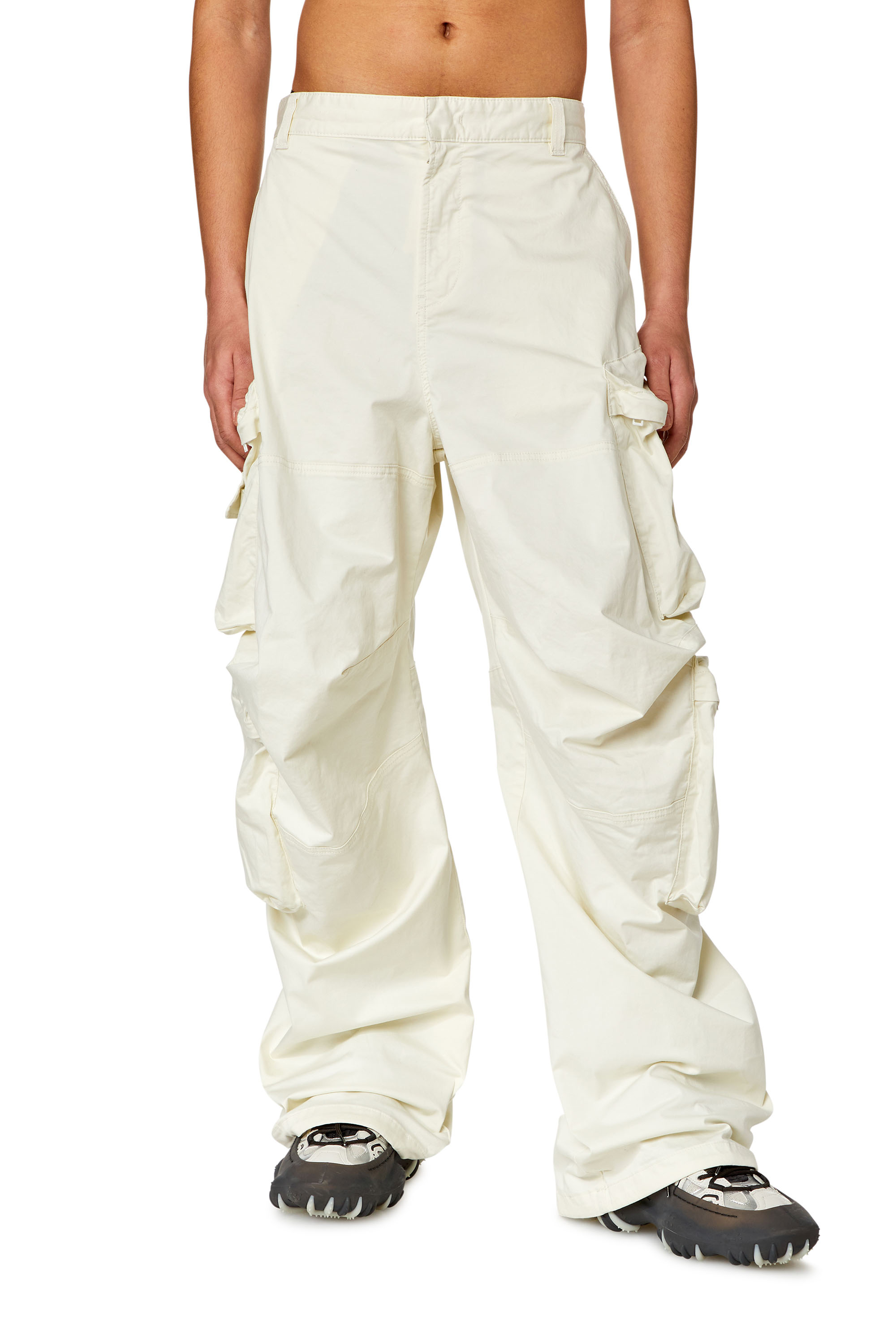Diesel - P-HUGES-NEW, Pantalones cargo de sat&eacute;n de algod&oacute;n el&aacute;stico Hombre in Blanco - 3