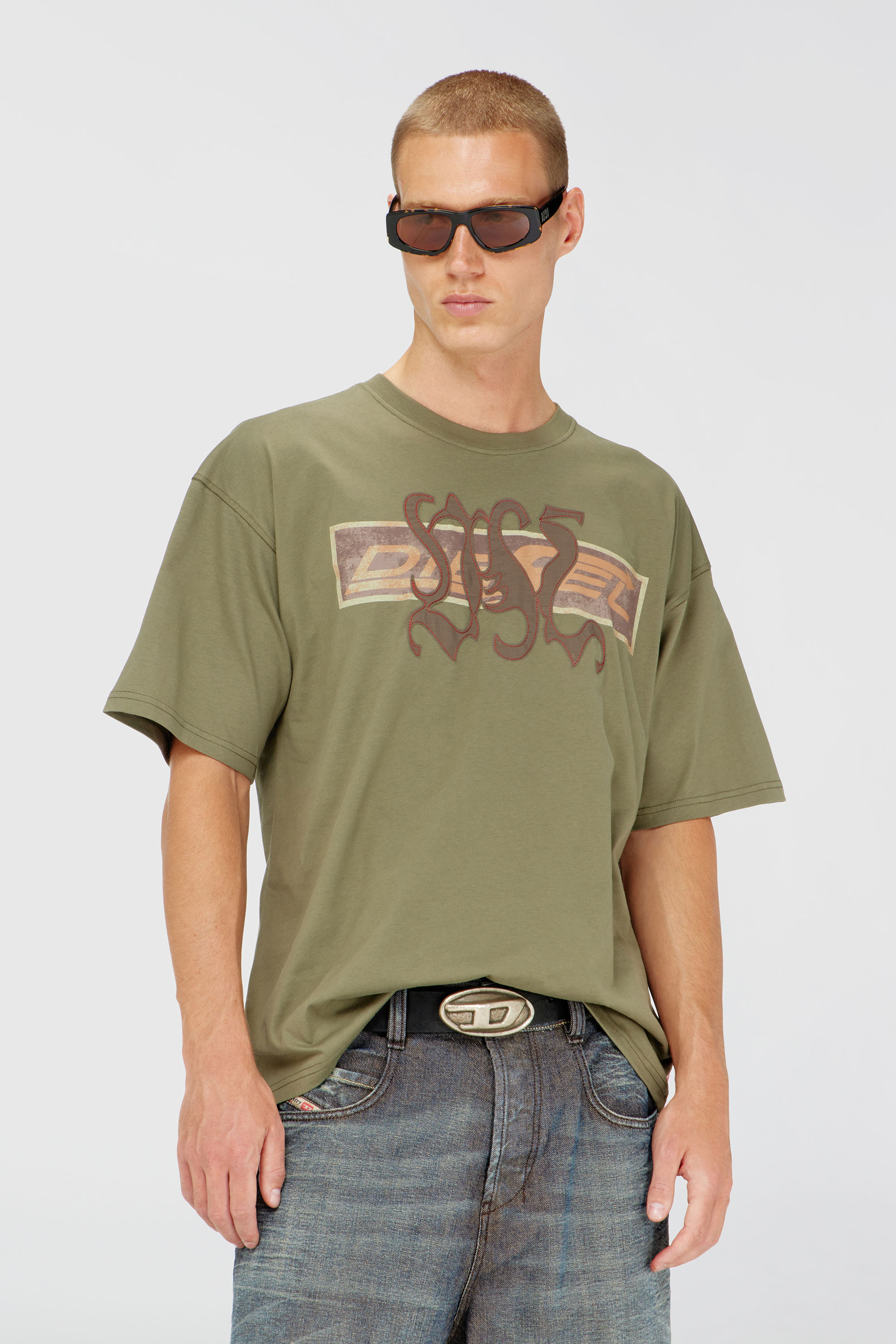 Diesel - T-BOXT-AA17, Camiseta con estampado gr&aacute;fico y patches Hombre in Verde - 1