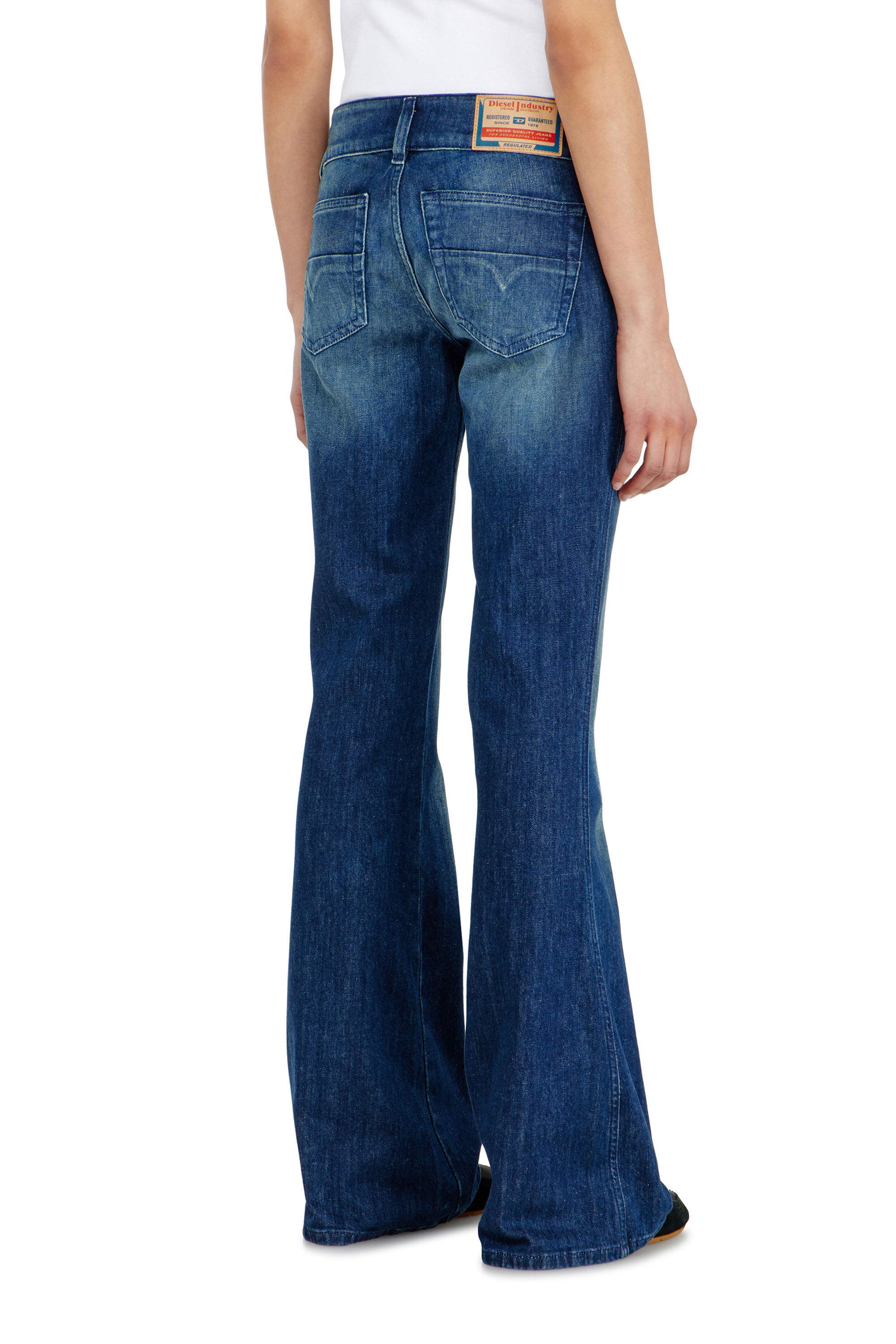 Diesel - Bootcut Jeans D-Hush 0KBBR Mujer, Azul Oscuro - 5