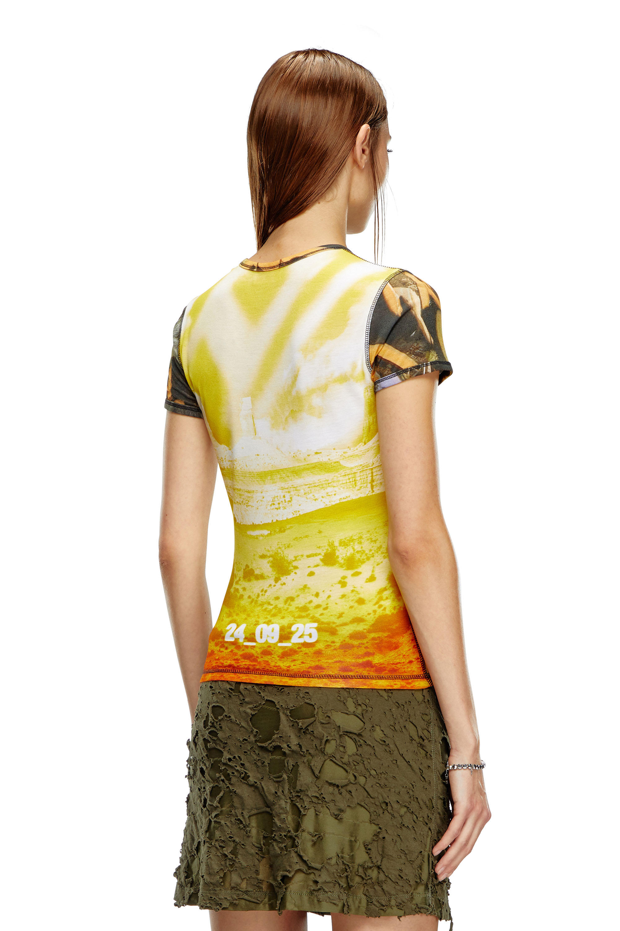 Diesel - T-UNCUTIE-LONG-P8, Mujer Camiseta de viscosa con estampado de póster in Verde - Image 4