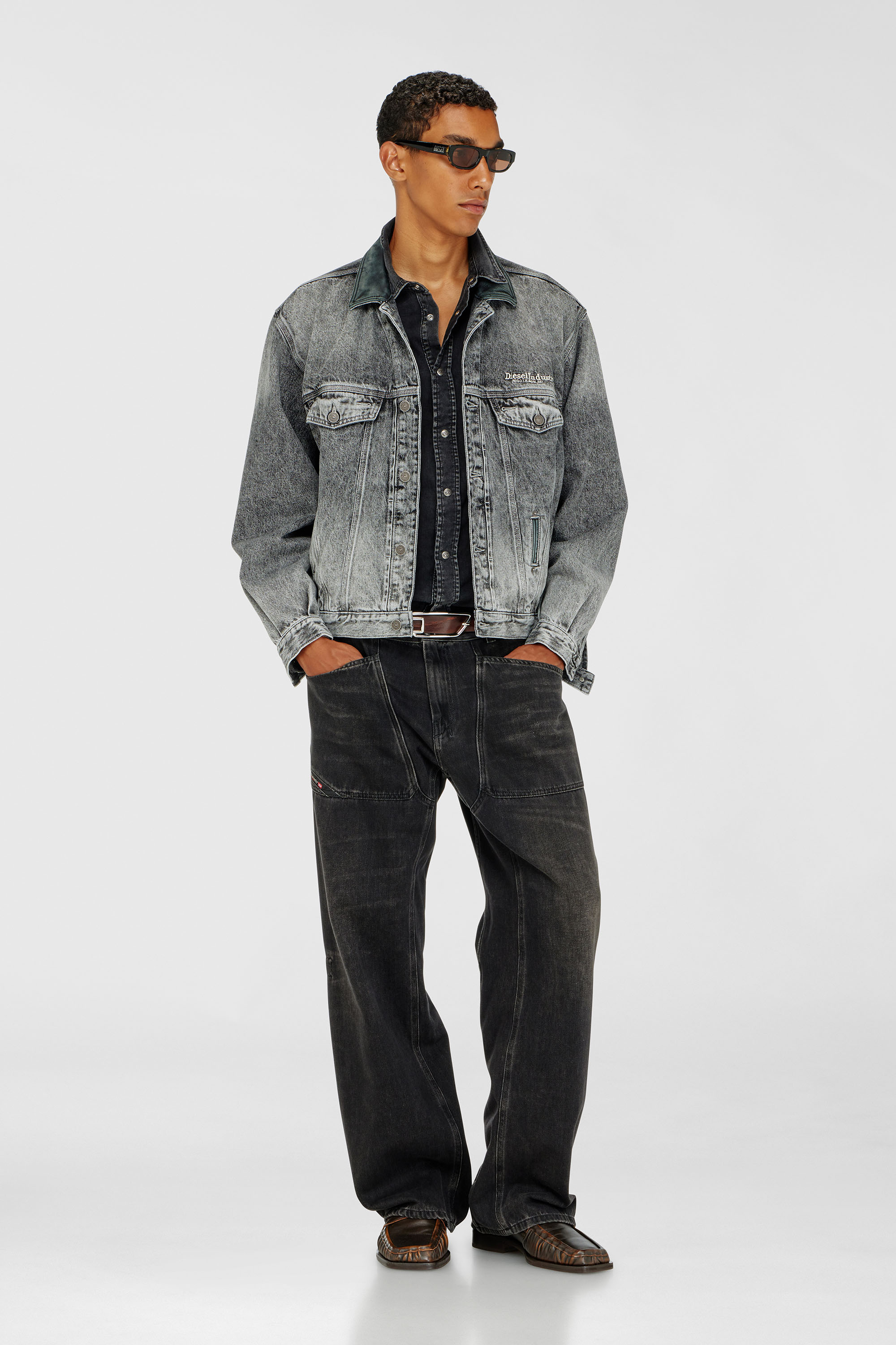 Diesel - D-DENVER-S, Chaqueta de camionero de mezclilla con adornos de cuero tono sobre tono Unisex in Gris - 2