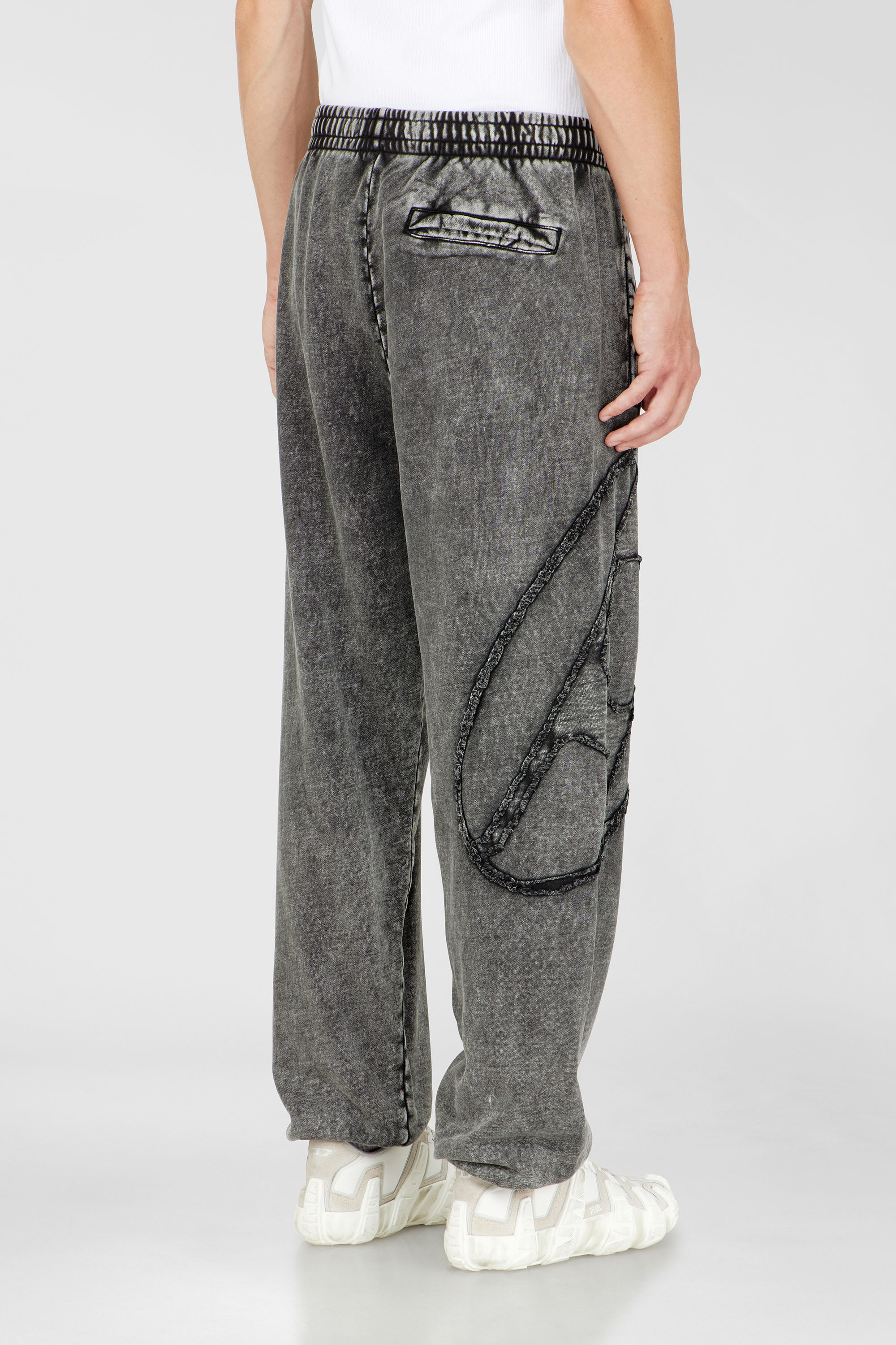 Diesel - P-MARKY-DEN, Pantalones de algod&oacute;n org&aacute;nico con parche Oval D Hombre in Gris - 4