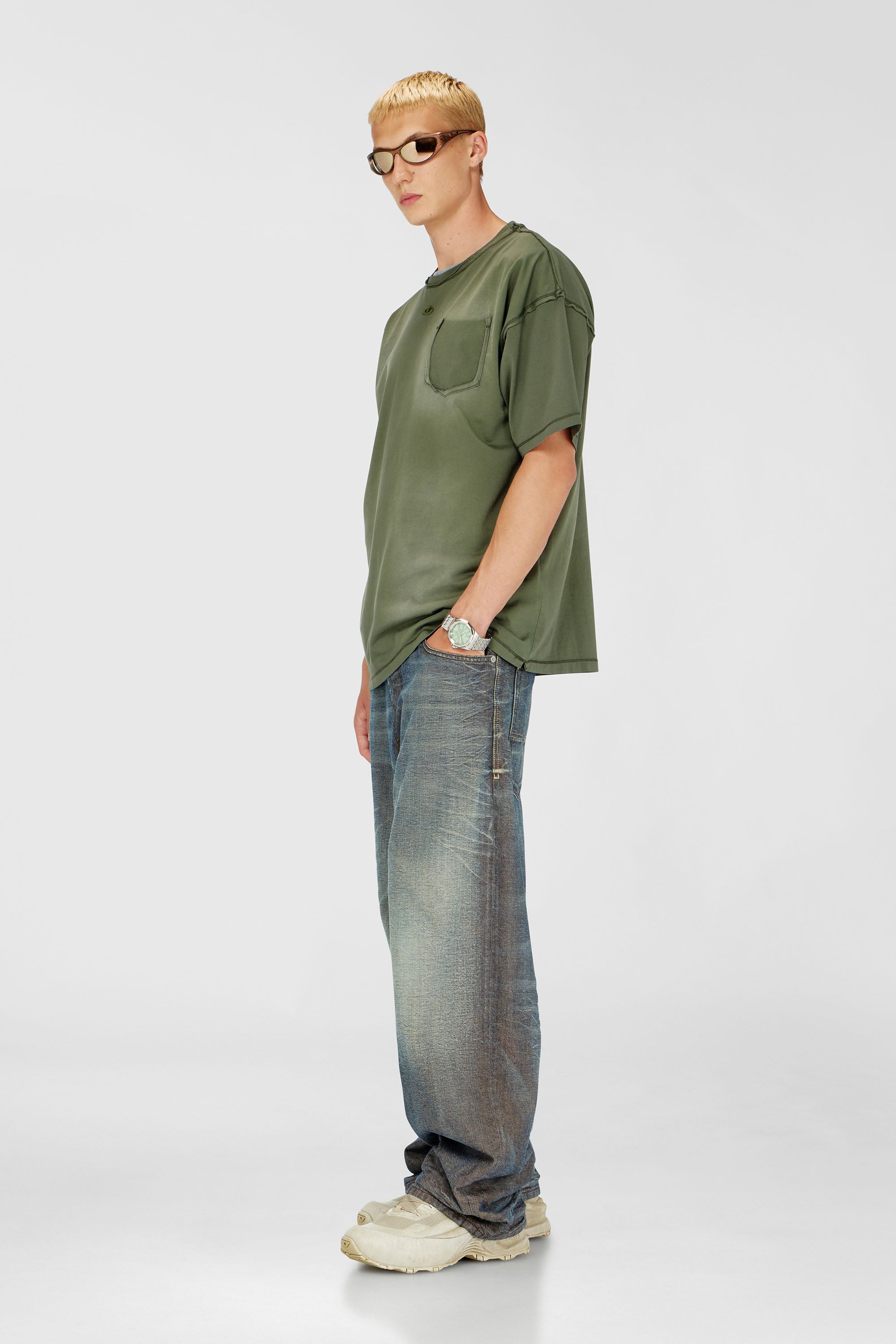 Diesel - T-POCK, Camiseta deslavada con bolsillo roto Hombre in Verde - 2
