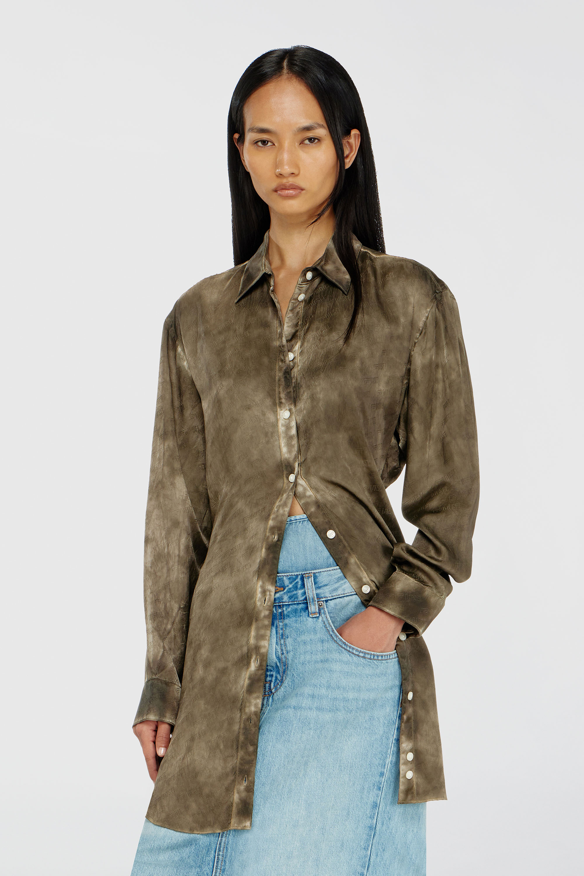 Diesel - C-LAVEL, Camisa larga de sat&eacute;n arrugado jacquard con logo Mujer in Verde - 1