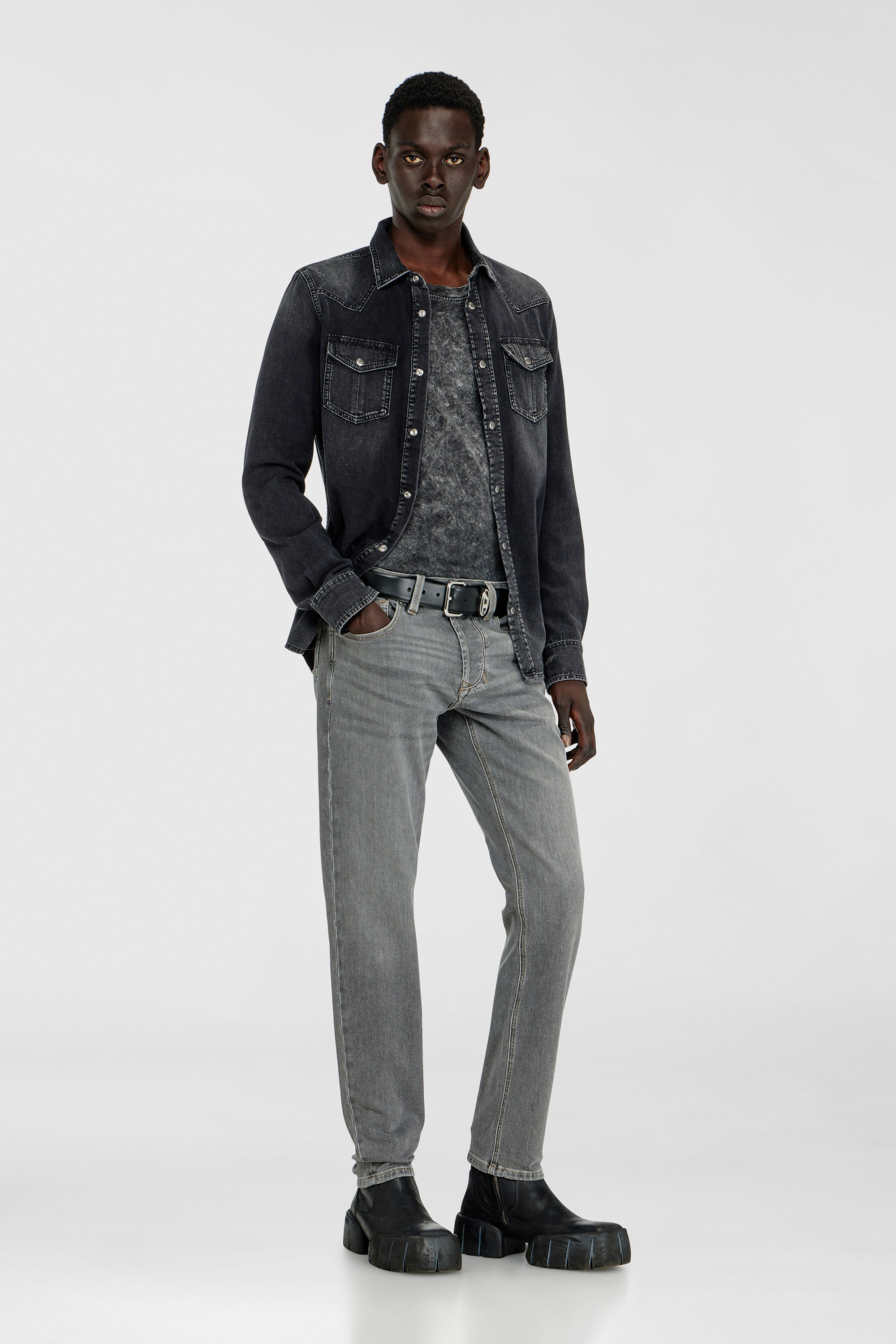 Diesel - Regular Jeans 1986 Larkee-Beex 0KBBI Hombre, Gris - 1