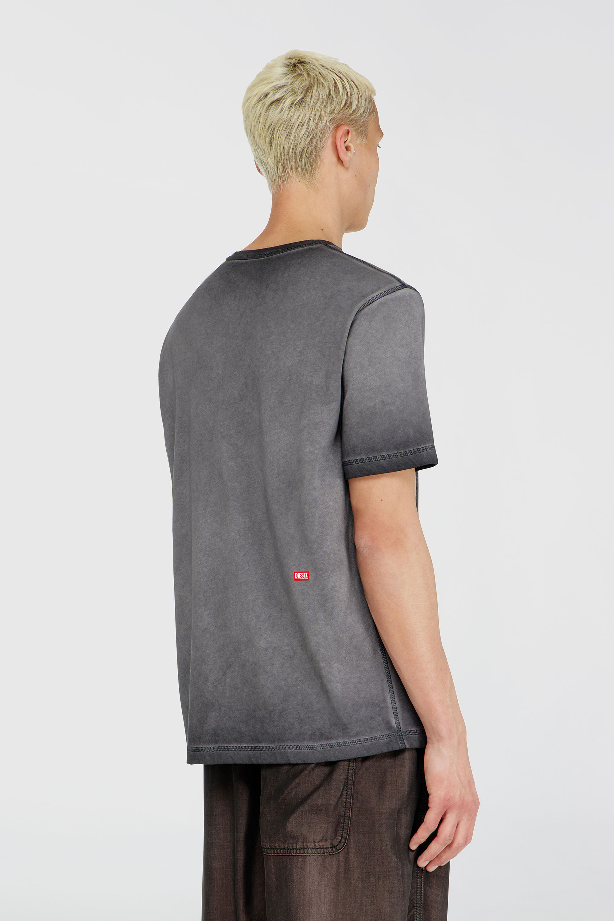 Diesel - T-RAWJUST-AA1, Camiseta de punto con gr&aacute;fico en relieve Hombre in Gris - 4