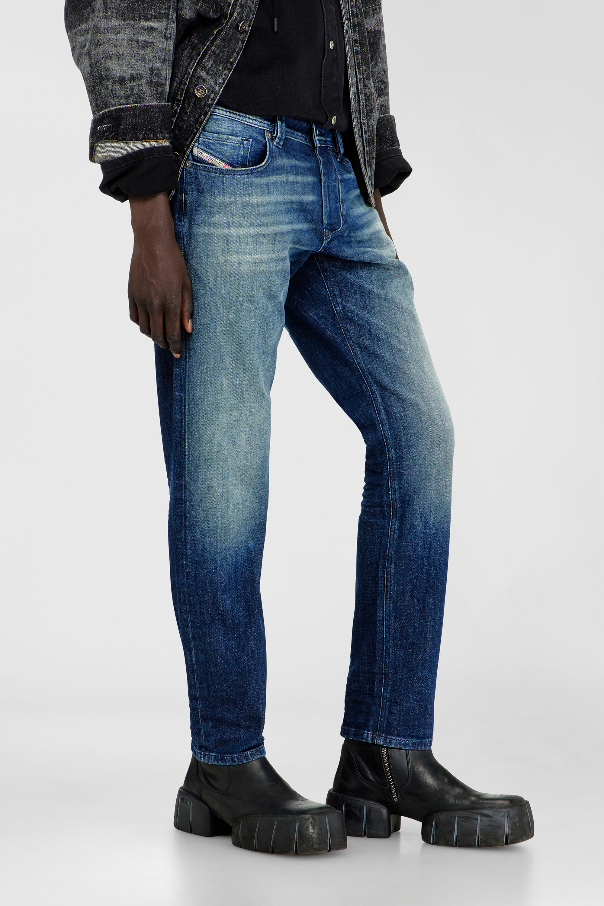 Diesel - Regular Jeans 1986 Larkee-Beex 0KBBR Hombre, Azul Oscuro - 7