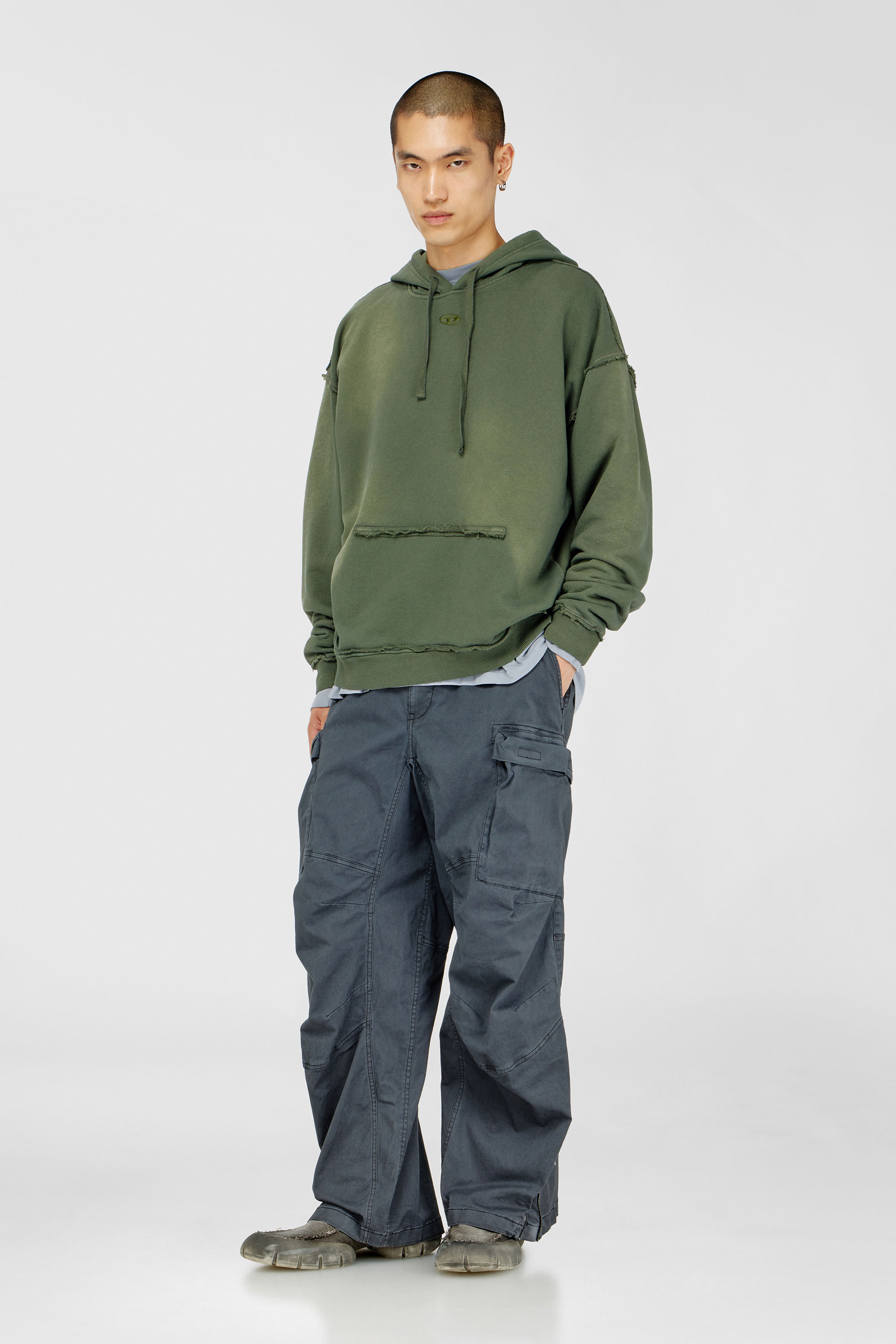 Diesel - S-POCK-HOOD, Sudadera de algod&oacute;n descolorida con detalles deshilachados Hombre in Verde - 2