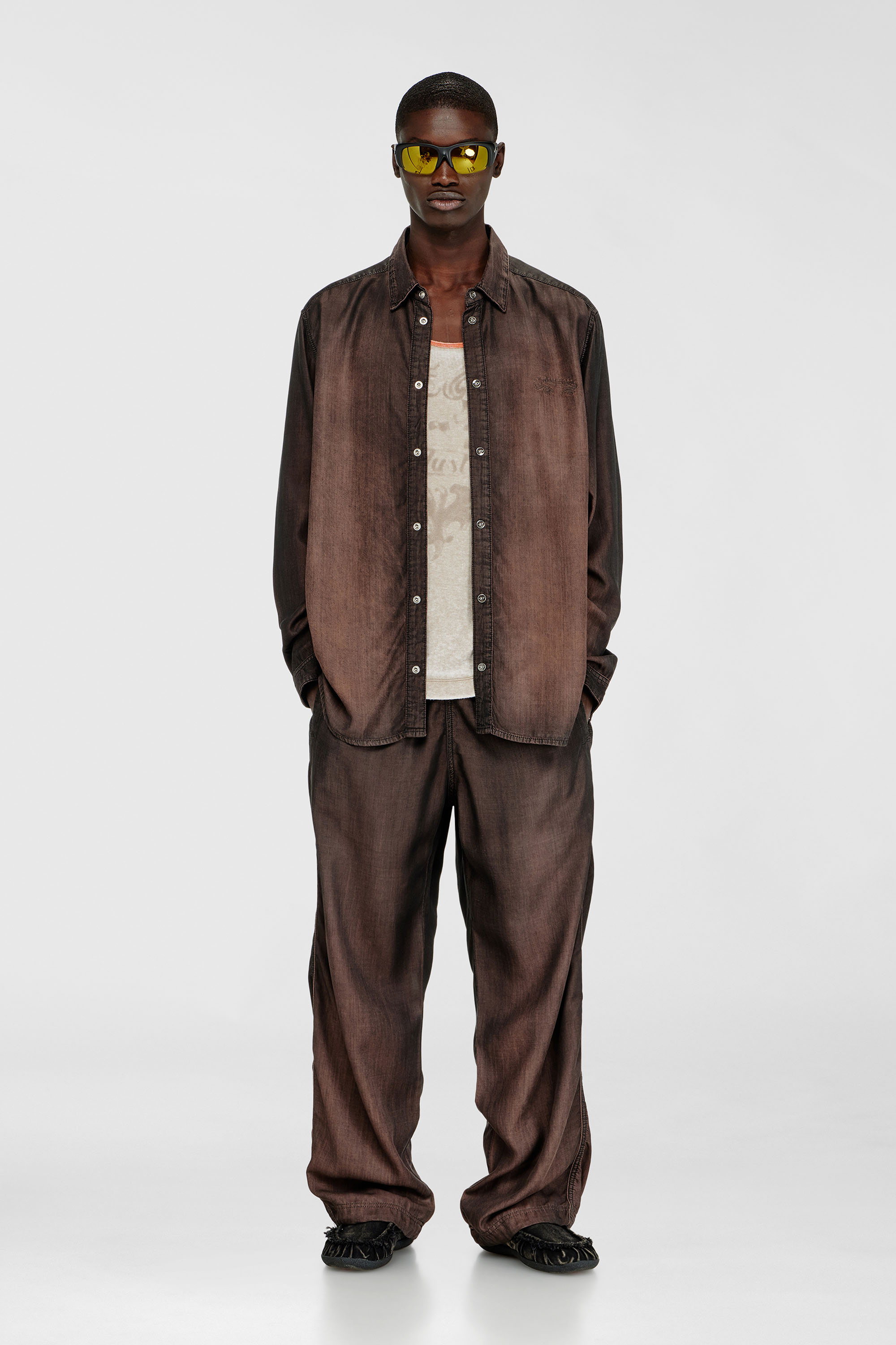 Diesel - D-SIMPLY-S16, Camisa de denim fluido con lavado oscuro Hombre in Marr&oacute;n - 2