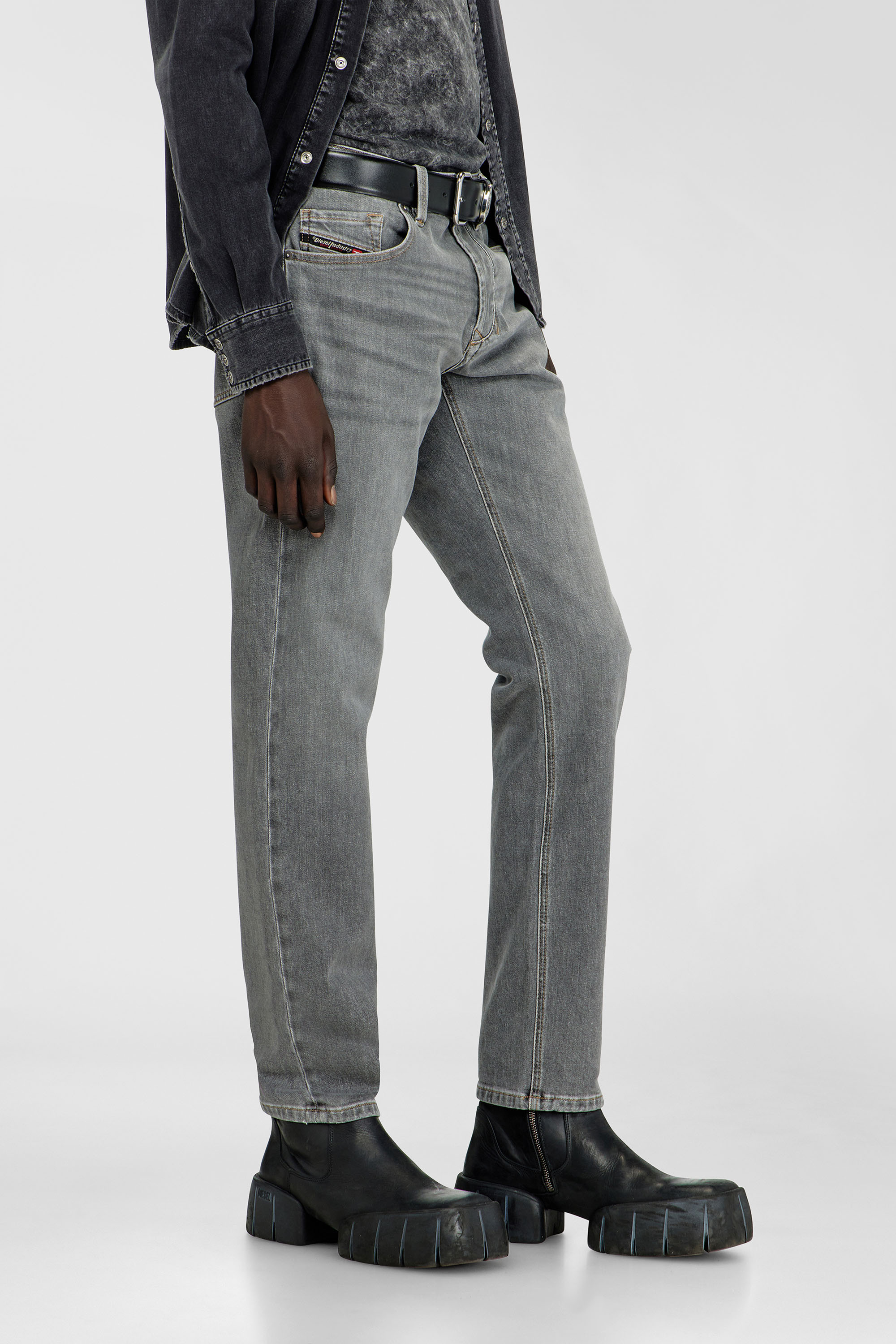 Diesel - Regular Jeans 1986 Larkee-Beex 0KBBI Hombre, Gris - 7