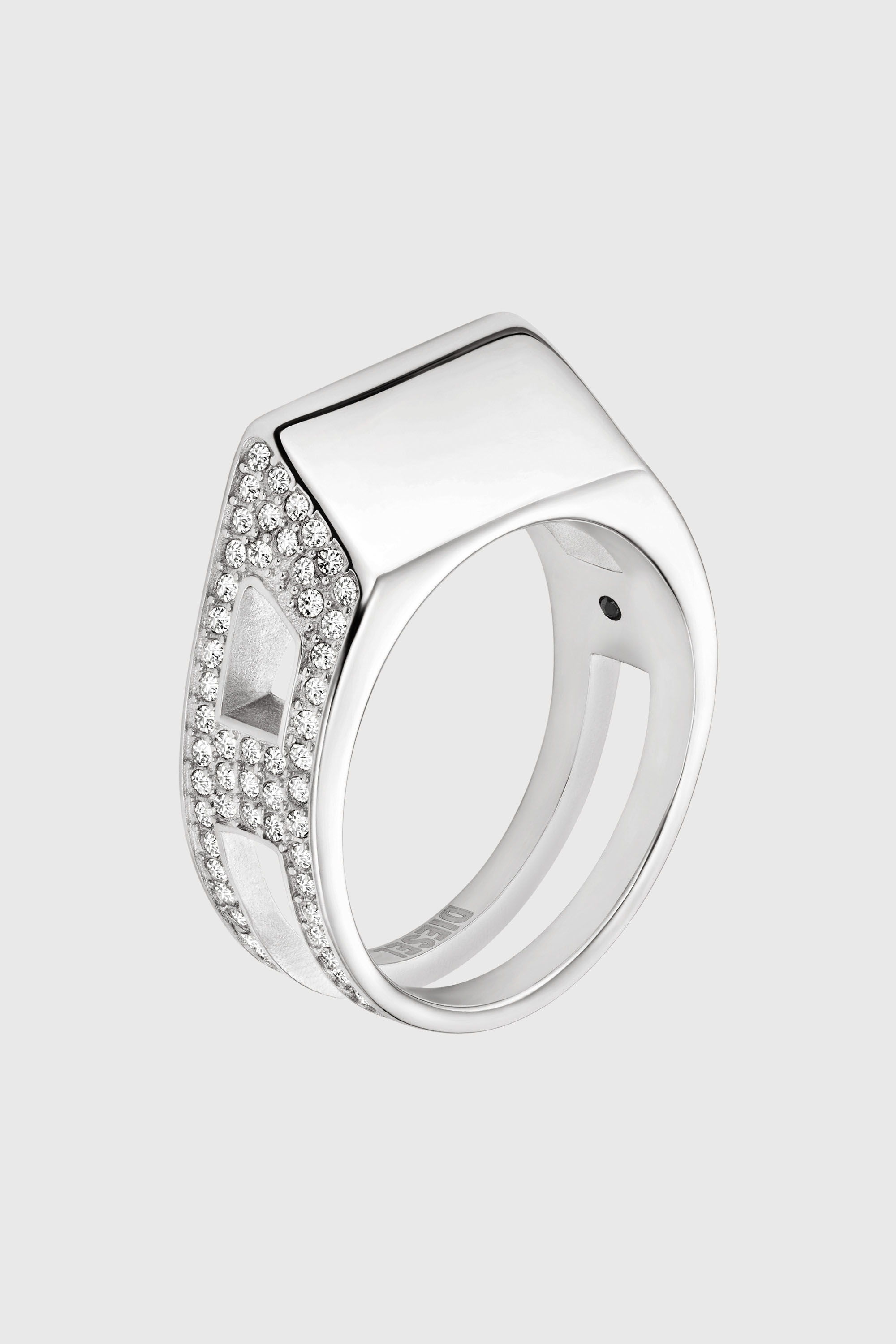 Anillo tipo banda de acero inoxidable con pav&eacute;