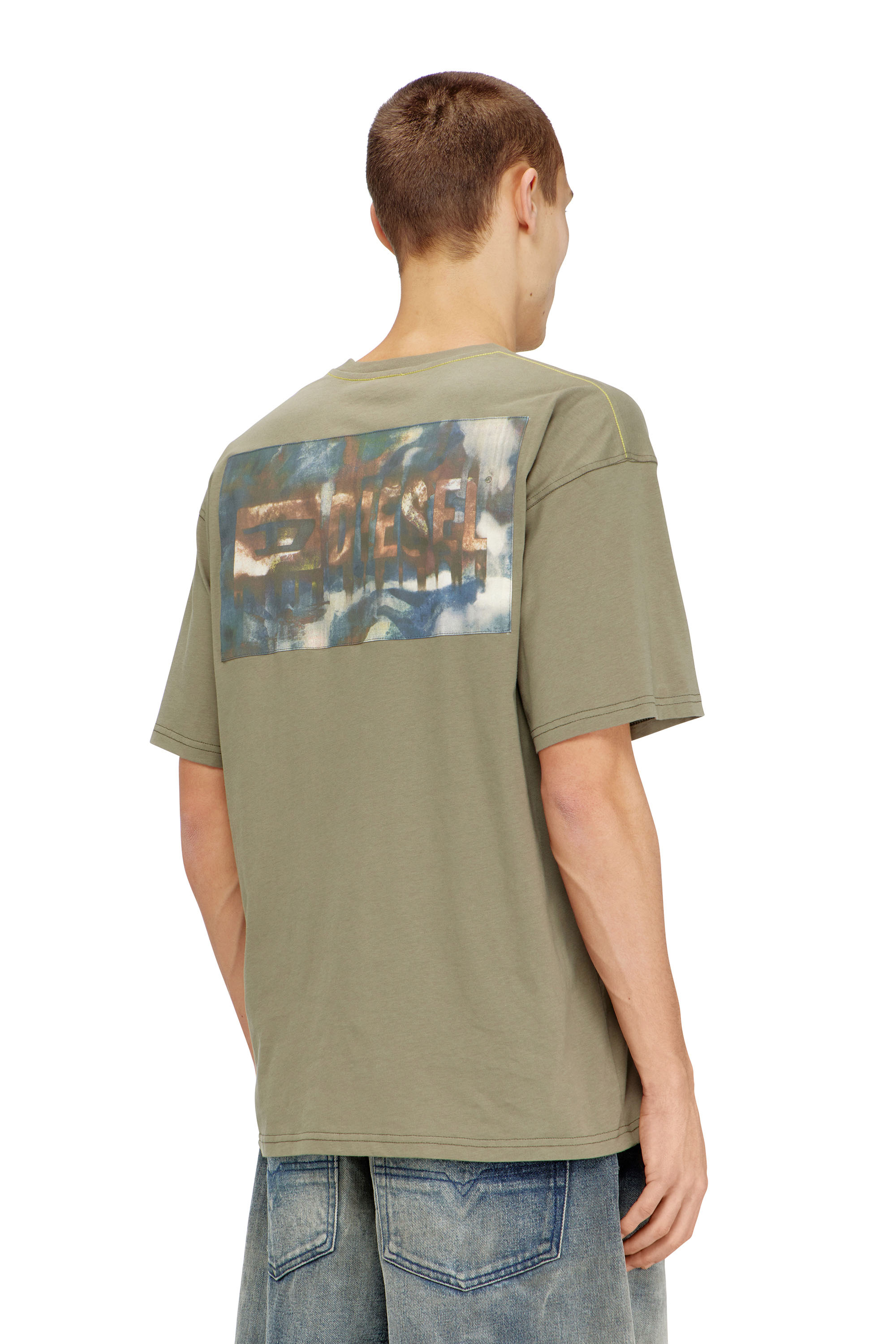 Diesel - T-BOXT-V8, Camiseta de corte relajado con estampado de camuflaje en la espalda Hombre in Verde - 4
