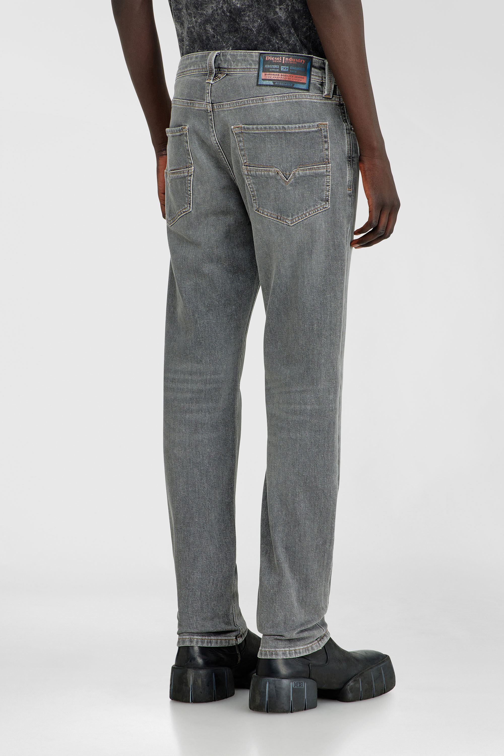 Diesel - Regular Jeans 1986 Larkee-Beex 0KBBI Hombre, Gris - 5
