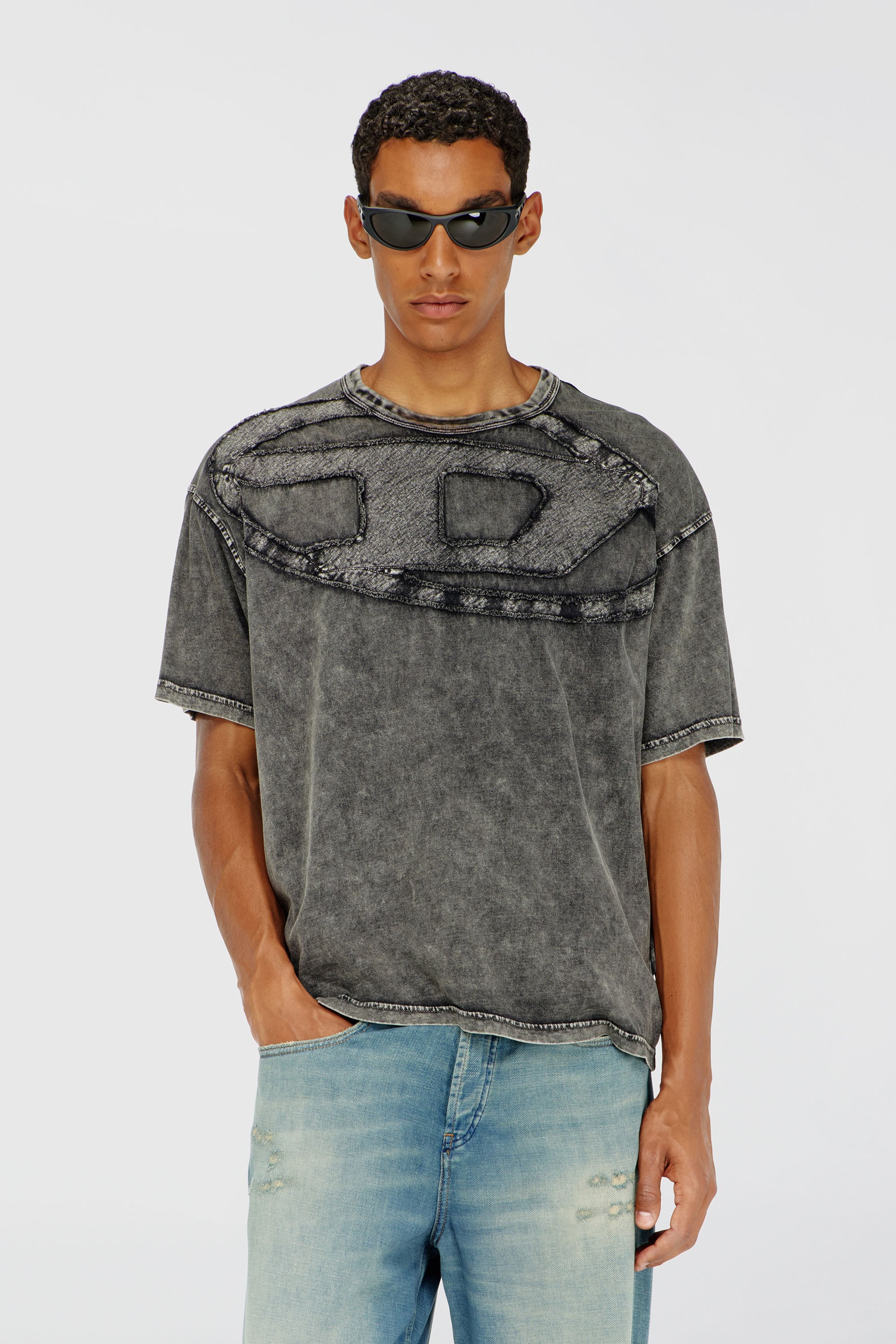 Diesel - T-BOXT-DEN, Camiseta de algod&oacute;n relajada con aplique Oval D Hombre in Negro - 1